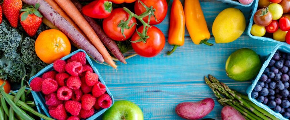 Το μενού της πρωτεϊνικής δίαιτας πρέπει να περιλαμβάνει λαχανικά, φρούτα και μούρα. 